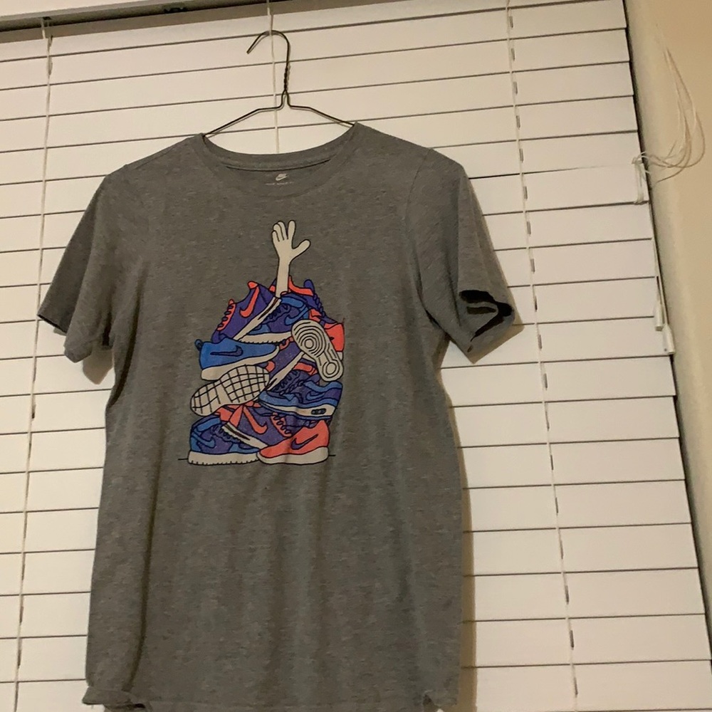 Nike Shoe Shirt Size L in boys (grey)(multicolor)